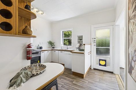 Photo of property in 24 Hungerford Road, Lyall Bay, Wellington, 6022