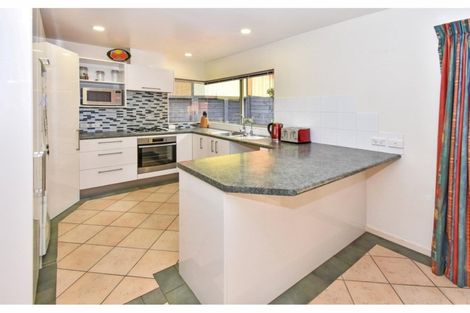 Photo of property in 2/61 Ribbonwood Crescent, Goodwood Heights, Auckland, 2105