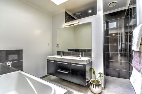 Photo of property in 107 Saint James Drive, Huntington, Hamilton, 3210