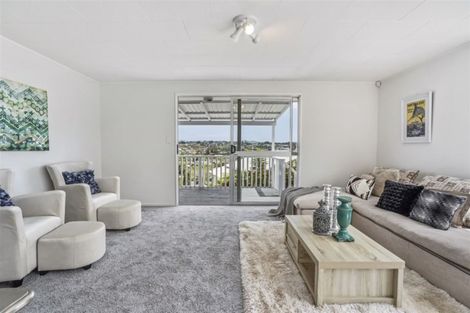 Photo of property in 17 Magdalen Place, West Harbour, Auckland, 0618