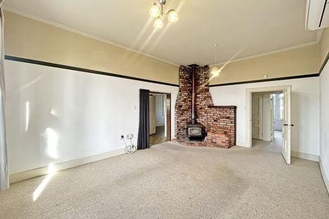 Photo of property in 102 Featherston Street, Takaro, Palmerston North, 4412
