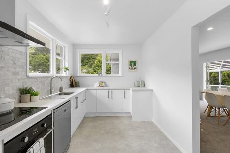 Photo of property in 27 Lees Grove, Wainuiomata, Lower Hutt, 5014