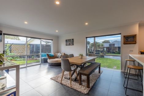Photo of property in 6 D'urville Place, Kelvin Grove, Palmerston North, 4414