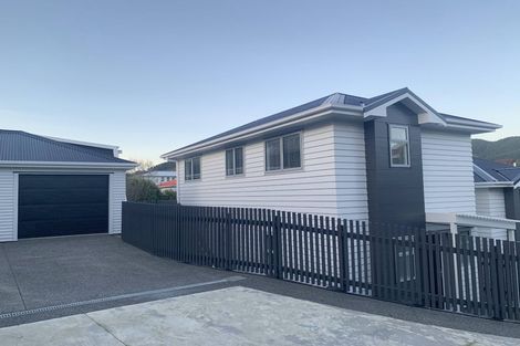 Photo of property in 27d Ranui Terrace, Tawa, Wellington, 5028