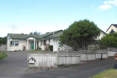 Photo of property in 20 Cesari Place, West Harbour, Auckland, 0618