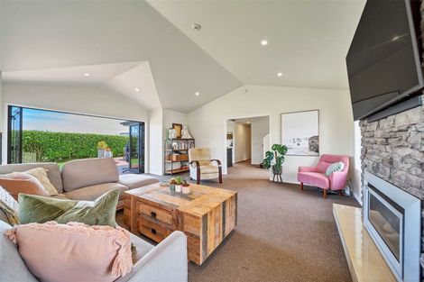 Photo of property in 9 Sampson Avenue, Waiwhakaiho, New Plymouth, 4312