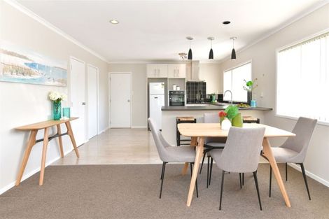 Photo of property in 2/24 Tamariki Avenue, Kelston, Auckland, 0602