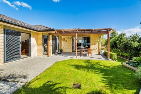 Photo of property in 8 Spring Valley Place, Oteha, Auckland, 0632
