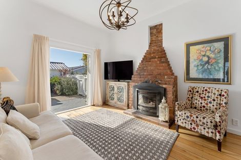 Photo of property in 9 Mayfair Place, Westown, New Plymouth, 4310