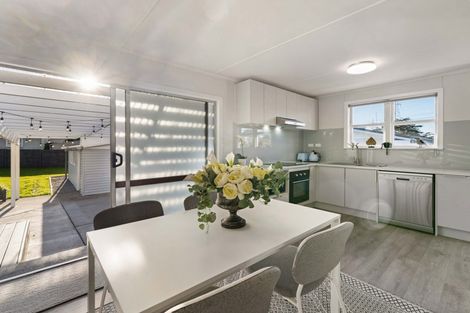 Photo of property in 24 Cobham Crescent, Kelston, Auckland, 0602