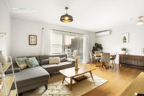 Photo of property in 2/3a Kirrie Avenue, Te Atatu South, Auckland, 0610