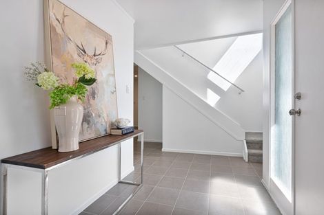 Photo of property in 2/27 Knightsbridge Drive, Forrest Hill, Auckland, 0620