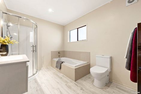 Photo of property in 10 Halcombe Place, Green Bay, Auckland, 0604