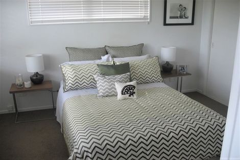 Photo of property in 2/33 Montgomery Avenue, Rothesay Bay, Auckland, 0630