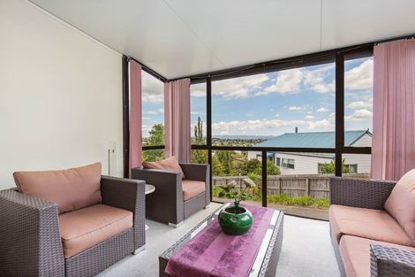 Photo of property in 8 Gillan Place, Bayview, Auckland, 0629