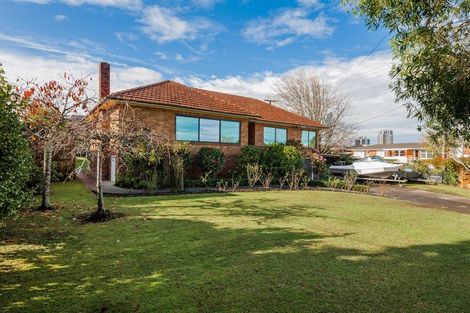 Photo of property in 11 Lake Pupuke Drive, Takapuna, Auckland, 0622