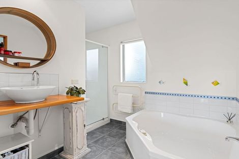 Photo of property in 18 Marram Way, Peka Peka, Waikanae, 5391