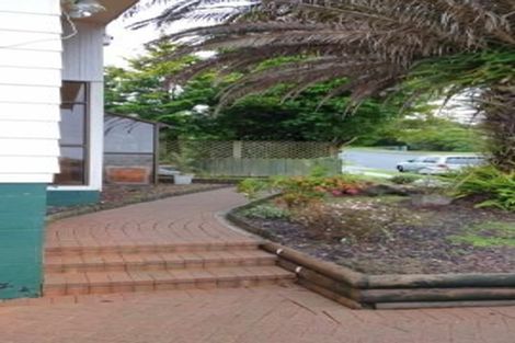 Photo of property in 18 Deverell Place, Northcross, Auckland, 0632