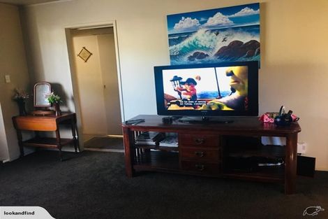 Photo of property in 2/41 Challen Close, Conifer Grove, Takanini, 2112