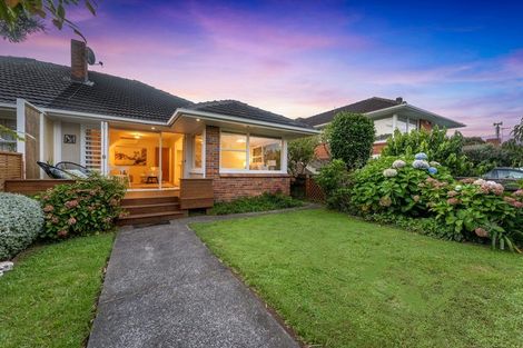 Photo of property in 1/5 Dudding Avenue, Northcote, Auckland, 0627