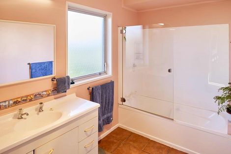 Photo of property in 105 Kahu Road, Paremata, Porirua, 5024