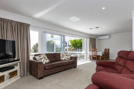 Photo of property in 8 Downsview Road, Pakuranga Heights, Auckland, 2010