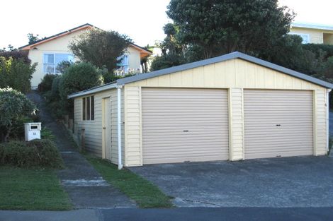 Photo of property in 6 Miles Crescent, Newlands, Wellington, 6037