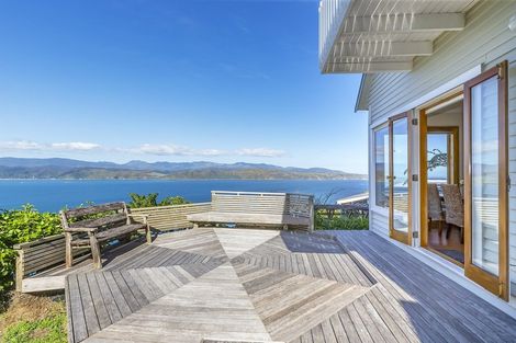 Photo of property in 168 Nevay Road, Karaka Bays, Wellington, 6022