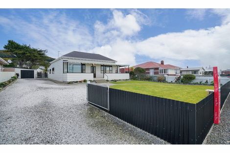 Photo of property in 220 Marine Parade, Bluff, 9814