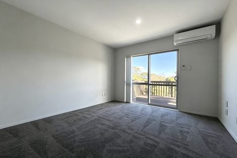 Photo of property in 16 Lakeridge Close, Northcross, Auckland, 0632