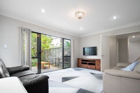 Photo of property in 1 Mana Lane, Pinehill, Auckland, 0632