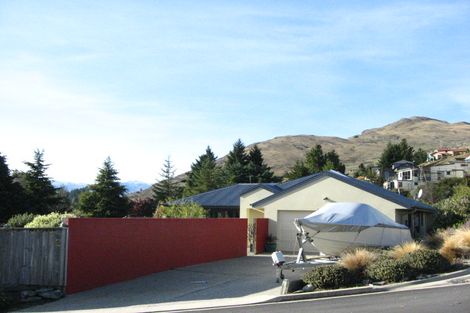 Photo of property in 2 Balmoral Drive, Kelvin Heights, Queenstown, 9300