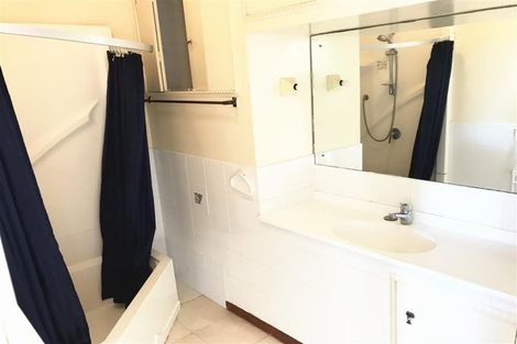 Photo of property in 2/71 Onewa Road, Northcote, Auckland, 0627