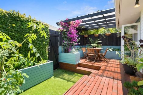 Photo of property in 2/98 Holly Road, St Albans, Christchurch, 8014