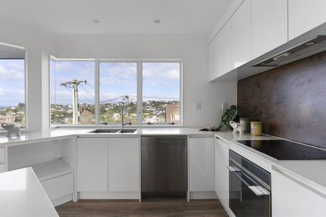 Photo of property in 2/9 Colmar Road, Mellons Bay, Auckland, 2014