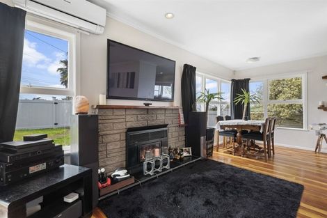 Photo of property in 1/982 East Coast Road, Northcross, Auckland, 0632