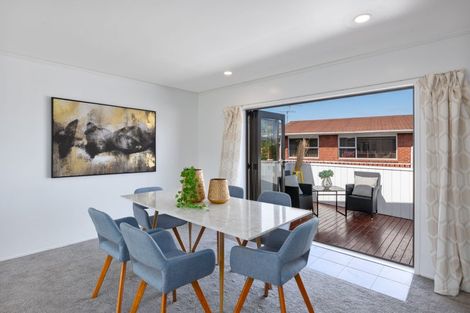 Photo of property in 2/27 Knightsbridge Drive, Forrest Hill, Auckland, 0620