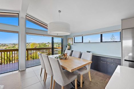 Photo of property in 4 Advene Road, Cockle Bay, Auckland, 2014