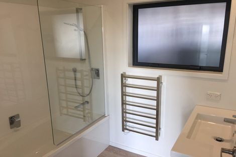 Photo of property in 2/48 Sunset Road, Unsworth Heights, Auckland, 0632