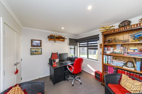 Photo of property in 6 Lorenzo Place, Kelvin Grove, Palmerston North, 4414