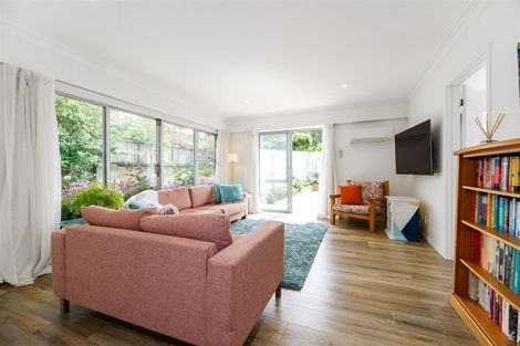 Photo of property in 1/38 Hillcrest Avenue, Hillcrest, Auckland, 0627