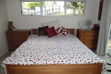 Photo of property in 35 Raymond Terrace, Northcote, Auckland, 0627