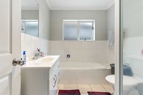 Photo of property in 1 Fleetwood Drive, Henderson, Auckland, 0612