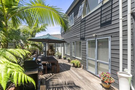 Photo of property in 1/27 Holdaway Avenue, Northcote, Auckland, 0627