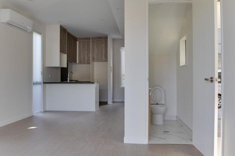 Photo of property in 7/21 Akoranga Drive, Northcote, Auckland, 0627