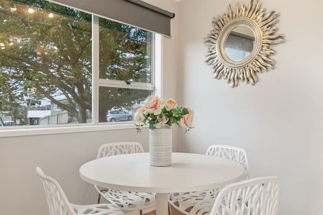 Photo of property in 8 Erica Road, Sunnynook, Auckland, 0620