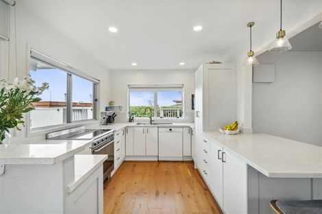 Photo of property in 1/306 Beach Road, Campbells Bay, Auckland, 0630