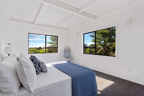 Photo of property in 30 Barrys Road, Glendene, Auckland, 0602