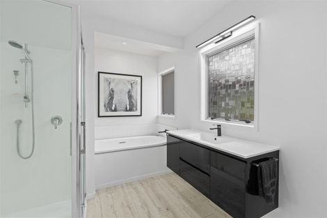 Photo of property in 16 William Hadlow Place, Hatfields Beach, Orewa, 0931