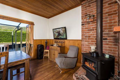 Photo of property in 19 Mount John Road, Waimate, 7977